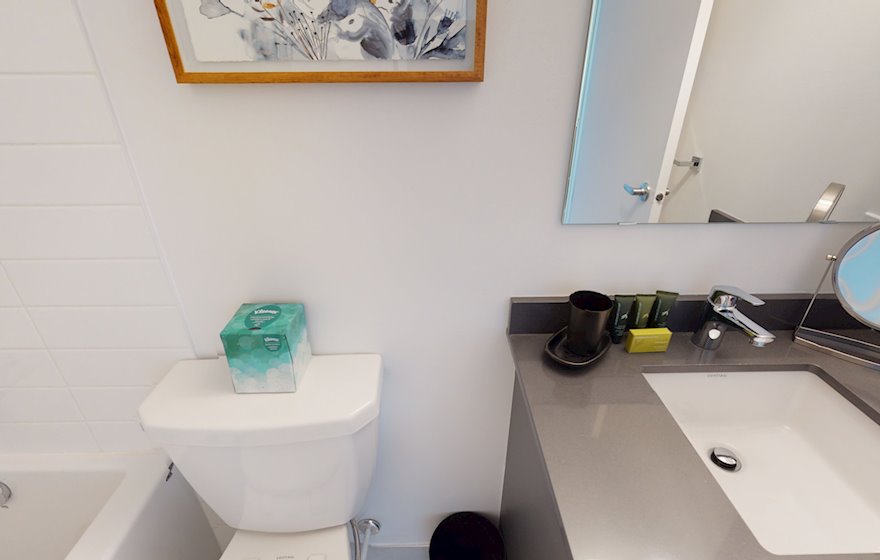 902 - Principal Bathroom Soaker Tub Fully Furnished Apartment Suite Ottawa