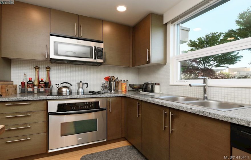 Fully Equipped Kitchen with Granite Counters DSGS TH3 Victoria